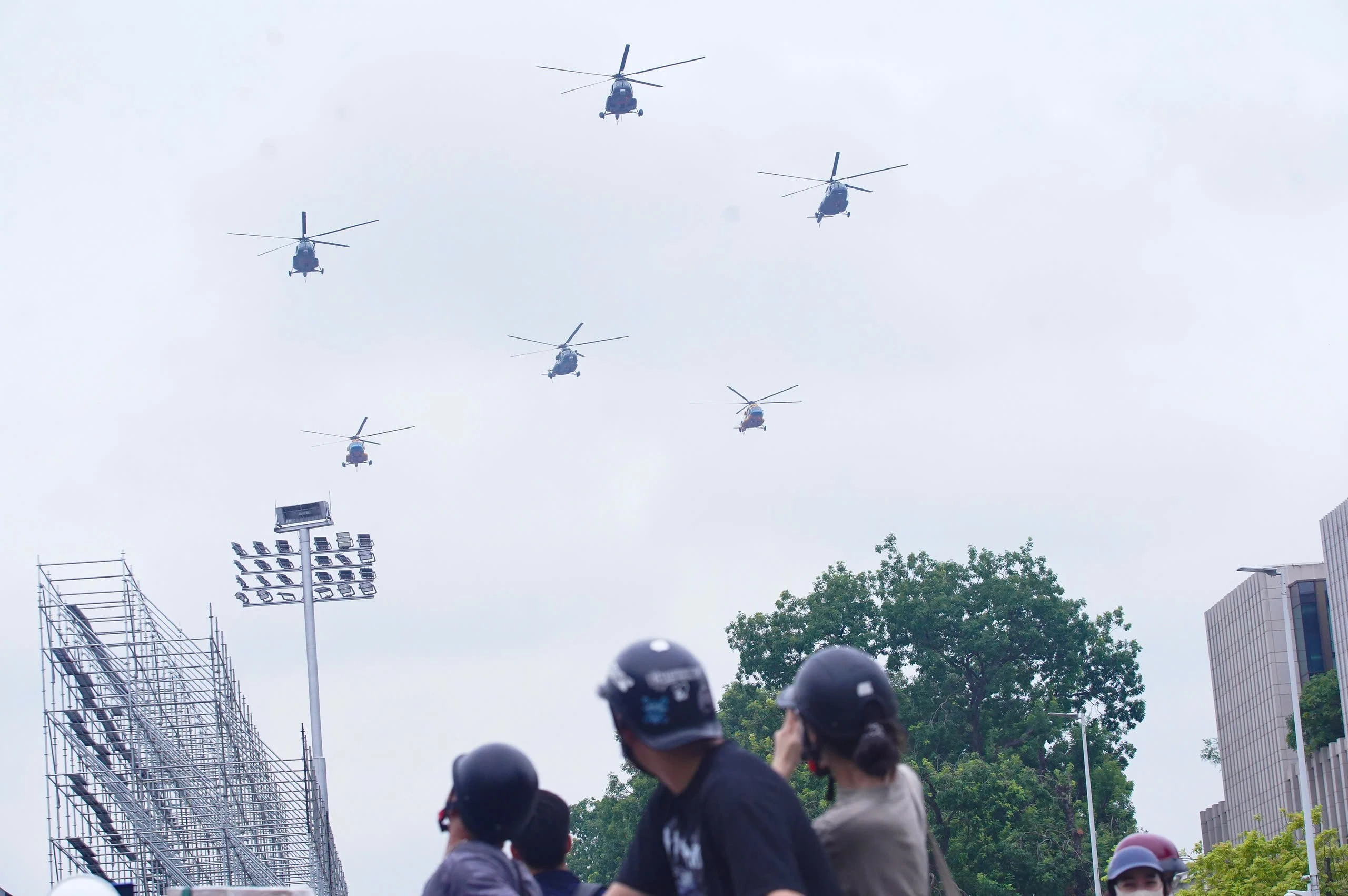 View - Ngắm dàn trực thăng luyện tập diễu binh bay qua Quảng trường Ba Đình | Báo Tri thức và Cuộc sống - TIN TỨC PHỔ BIẾN KIẾN THỨC 24H