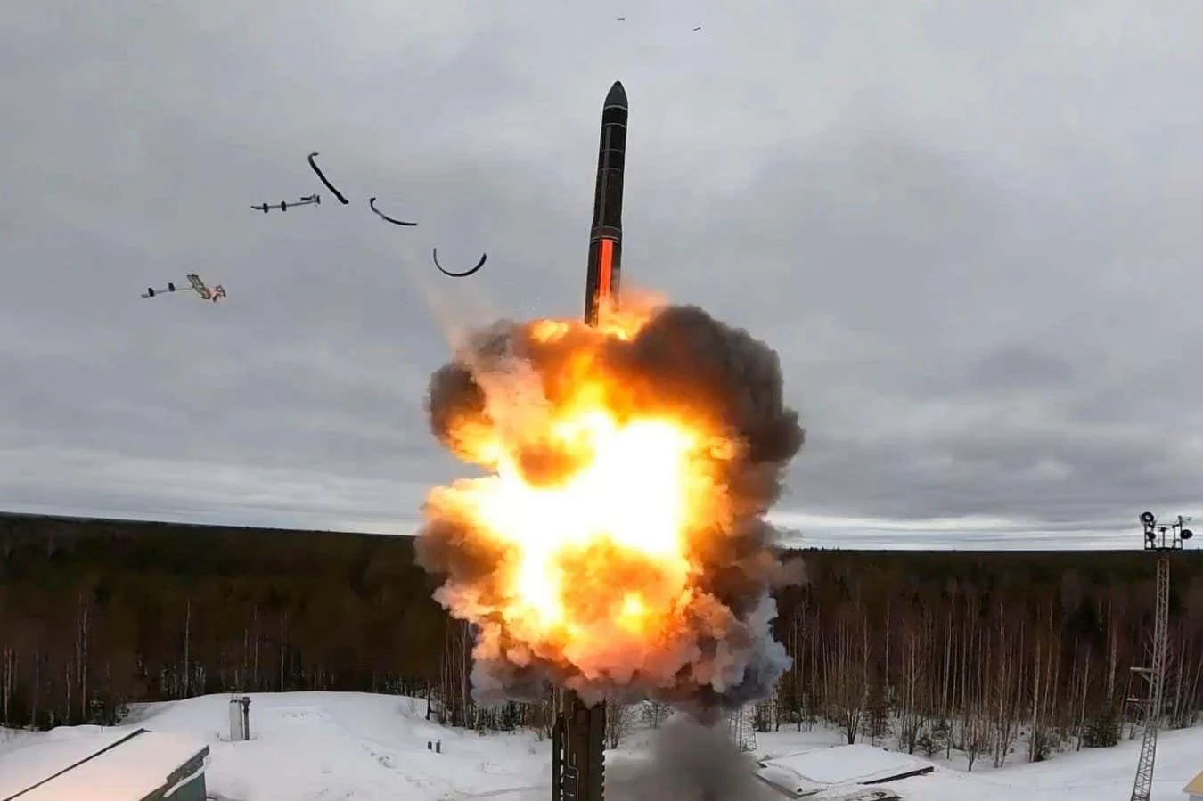 Nga sản xuất hàng loạt tên lửa Oreshinik, Ukraine "lo sốt vó"