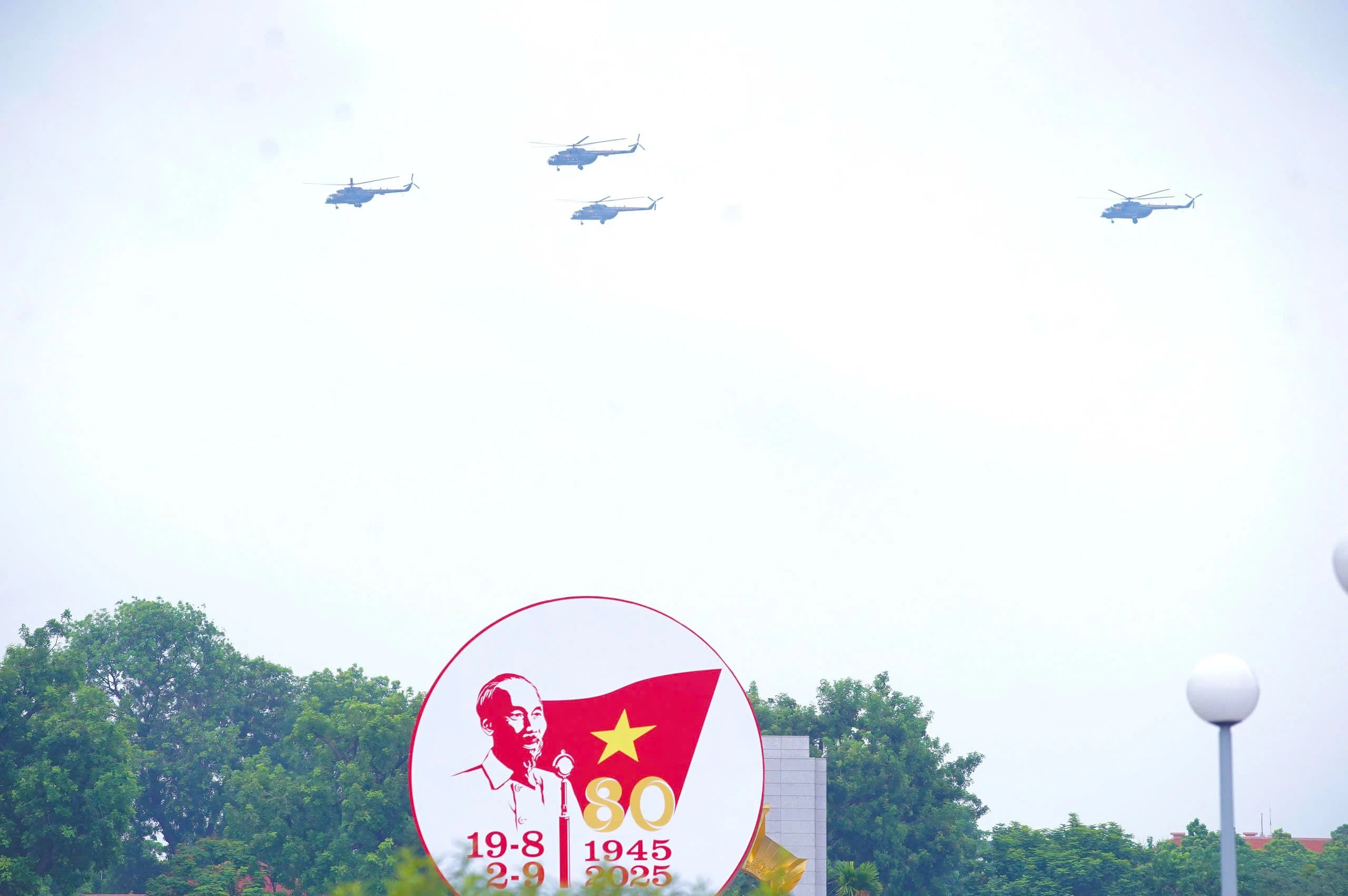 Ngắm dàn trực thăng luyện tập diễu binh bay qua Quảng trường Ba Đình