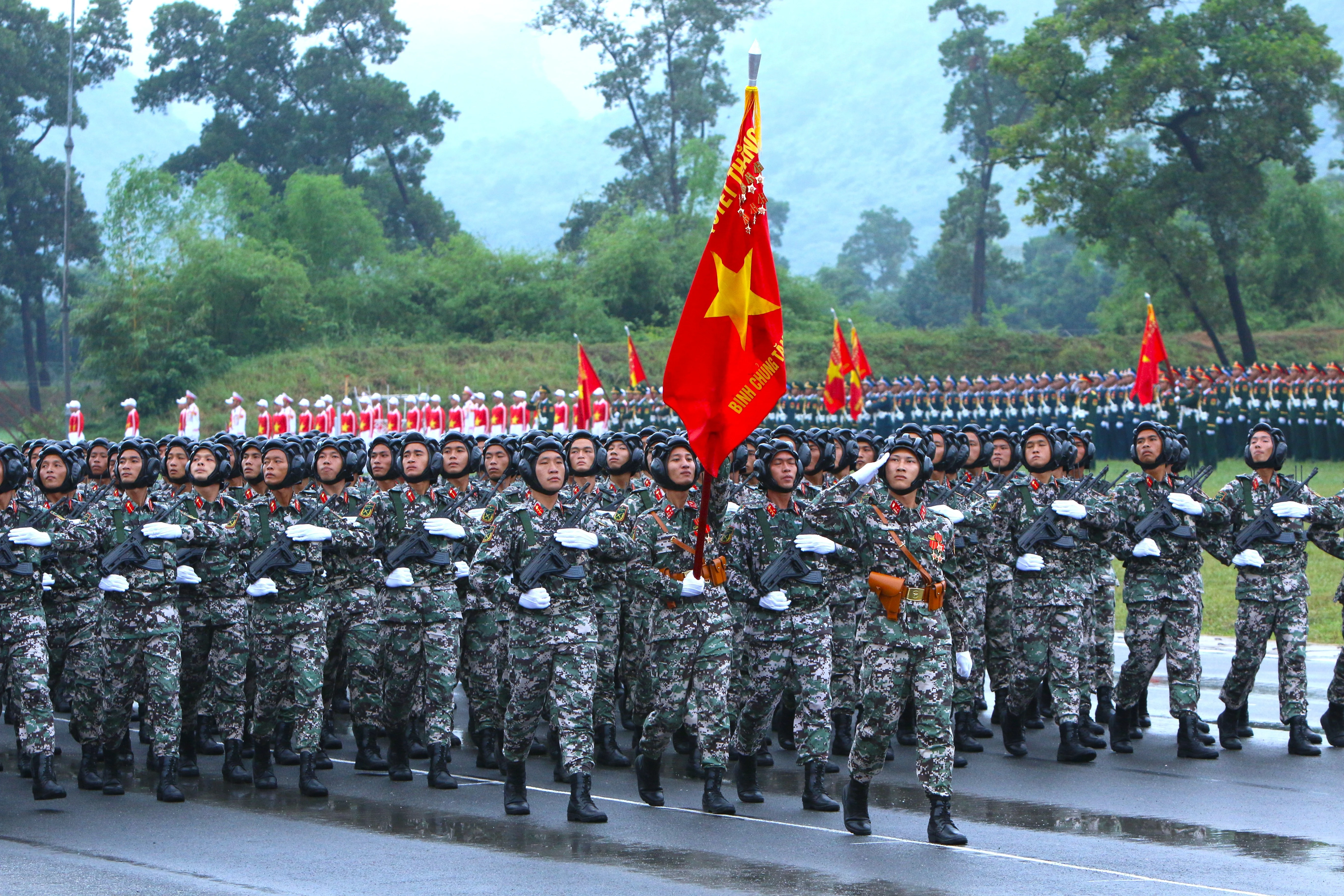 Hơn 16.000 chiến sĩ tổng hợp luyện diễu binh Quốc khánh 2/9 trong mưa