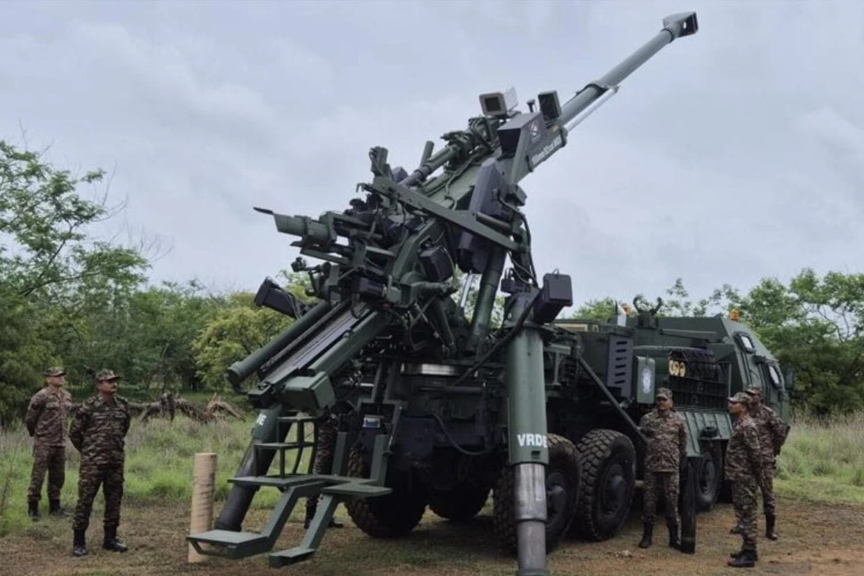 Ấn Độ thử nghiệm pháo tự hành 155mm vừa bắn vừa chạy