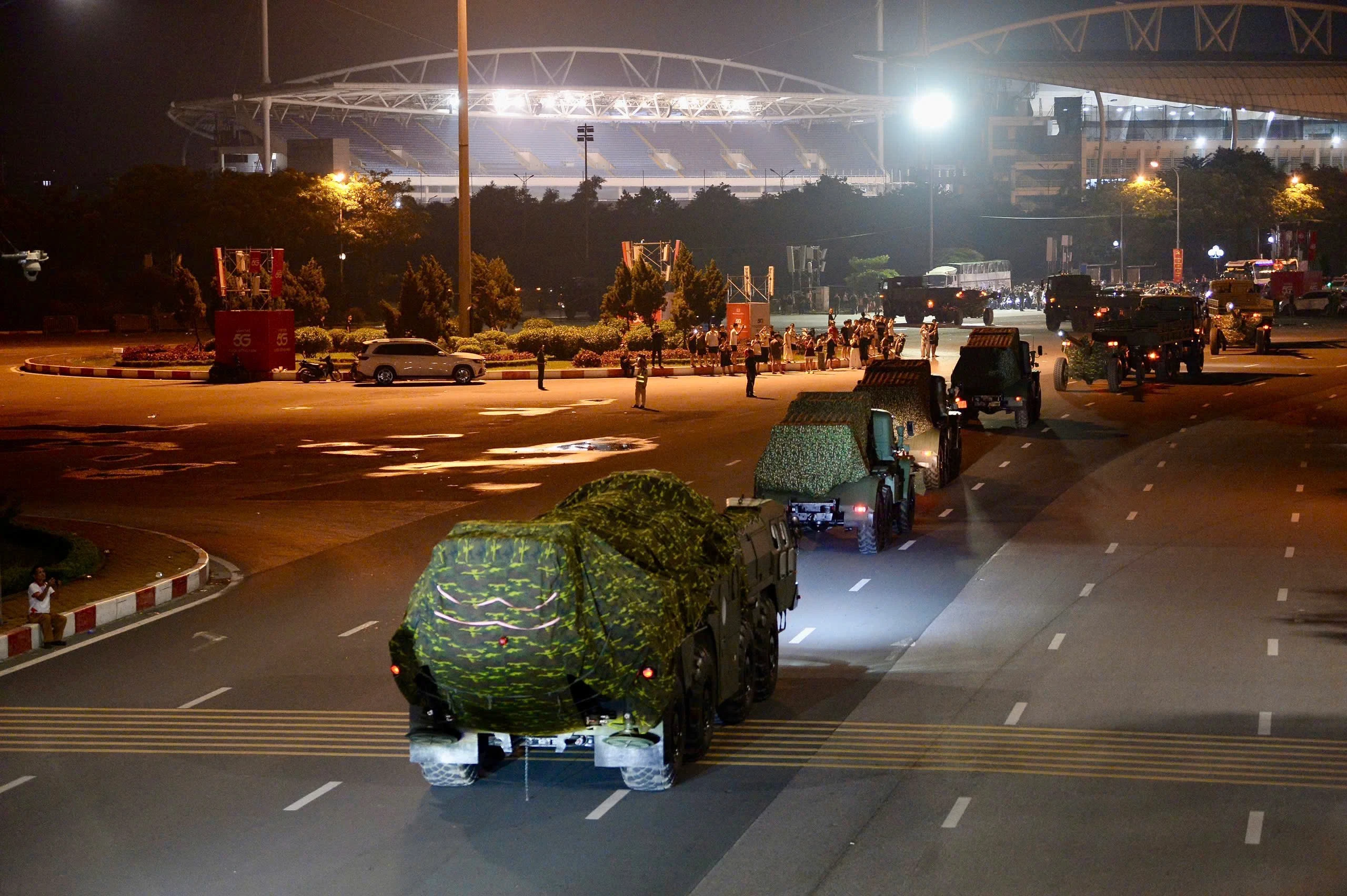 Dàn khí tài tiếp tục cơ động trong đêm về trung tâm Hà Nội