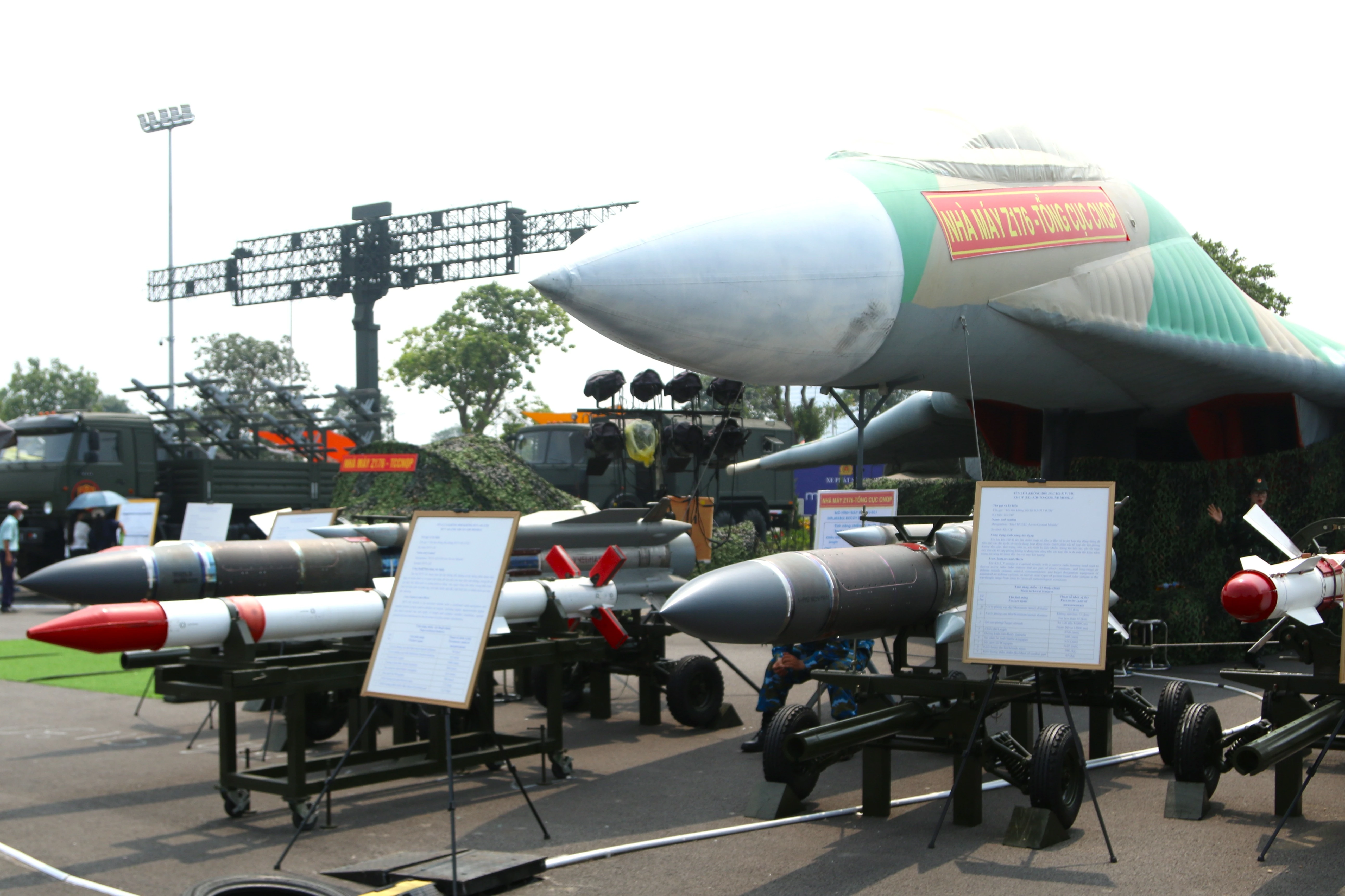 Cận cảnh dàn tên lửa tạo nên sức mạnh "Hổ mang chúa" Su-30MK2 Việt Nam