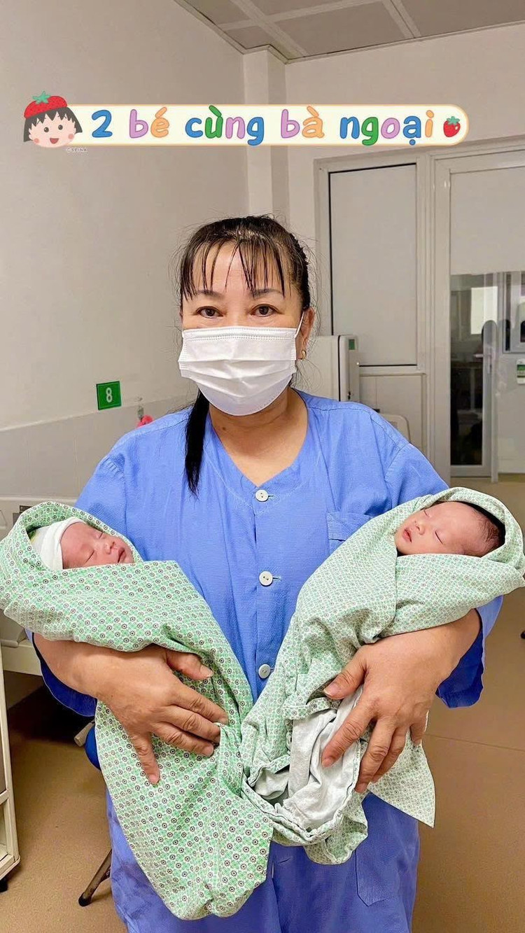 Niềm hạnh phúc của gia đình khi hai bé sinh ra khỏe mạnh - Ảnh BVCC ba-ngoai.jpg