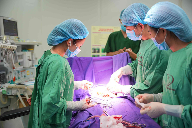 Ê-kíp phẫu thuật lấy thai khẩn cấp cho sản phụ - Ảnh BVCC thai-nhi-tien-san-giat.jpg