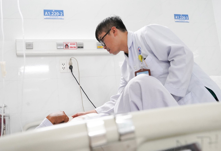 Thăm khám cho bệnh nhân - Ảnh BVCC apxegan-2.jpg