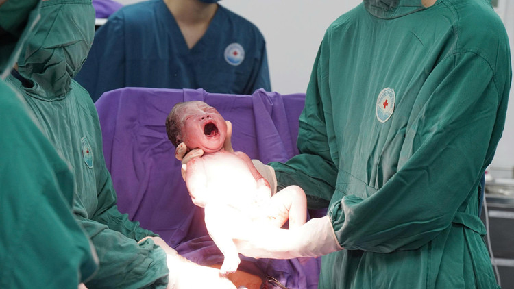 Em bé đã ra đời khỏe mạnh - Ảnh CDC Quảng Ninh cung cấp giong-bao-3.jpg