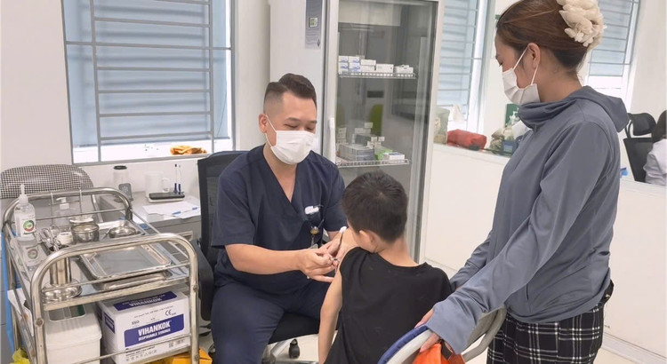 Bác sĩ tiêm phòng dại cho trẻ bị chó cắn - Ảnh BVCC cho-can.jpg