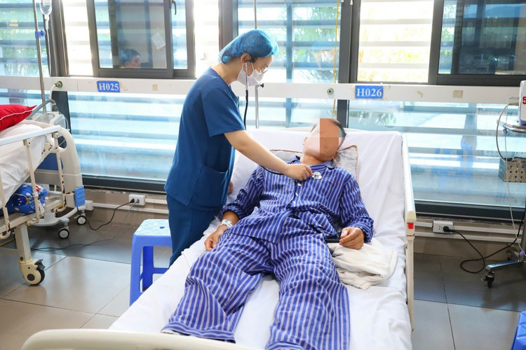 Bác sĩ khoa Hồi sức tích cực - Chống độc thăm khám cho bệnh nhân - Ảnh BVCC 4-nguoi-nam-2.jpg