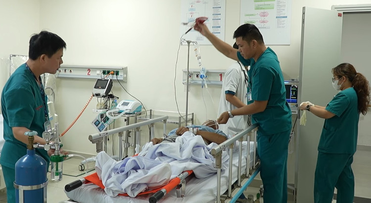 Bệnh nhân đã về đất liền an toàn - Ảnh BVCC cap-cuu1.jpg