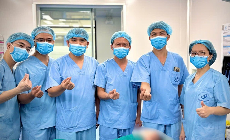 Ê -kíp phẫu thuật cho bệnh nhi - Ảnh BVCC u-nang-luoi.jpg