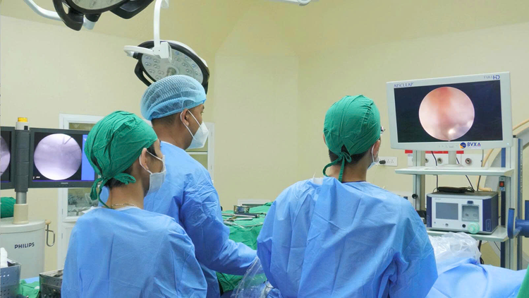 Ca phẫu thuật nội soi cho bệnh nhân - Ảnh BVCC ekip-phau-thuat-2.png