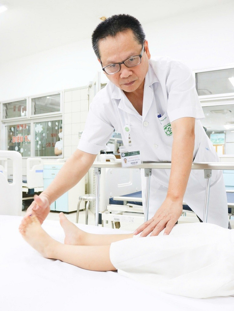 Chữa trị cho bệnh nhi tại Bệnh viện Bạch Mai -Ảnh BVCC yeu-to-vang.jpg