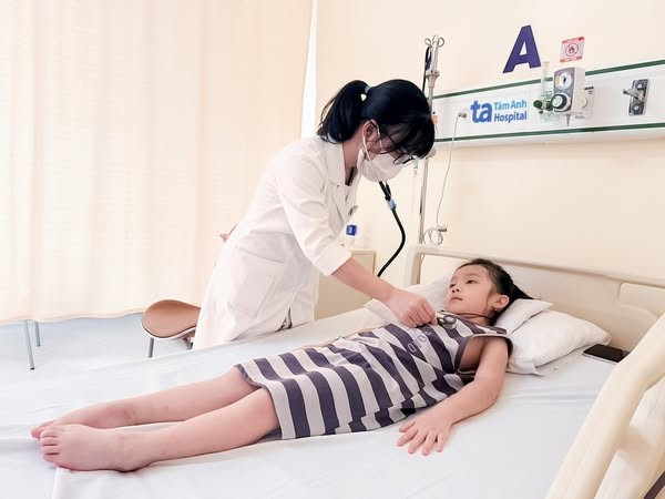 Thăm khám cho bệnh nhi sau can thiệp - Ảnh BVCC pin-cuc.jpg