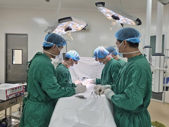 Ca phẫu thuật cho bệnh nhân - Ảnh BVCC da-chan-thuong-nguc-bung.jpg