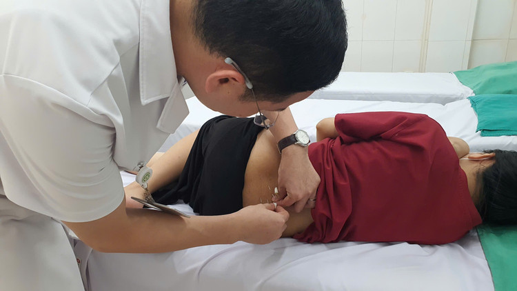 Châm cứu trị bí tiểu sau sinh - Ảnh BVCC bi-tieu-sau-sinh.jpg