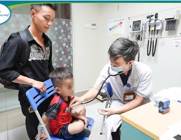 Thăm khám cho bệnh nhi - Ảnh BVCC tu-chan1.jpg