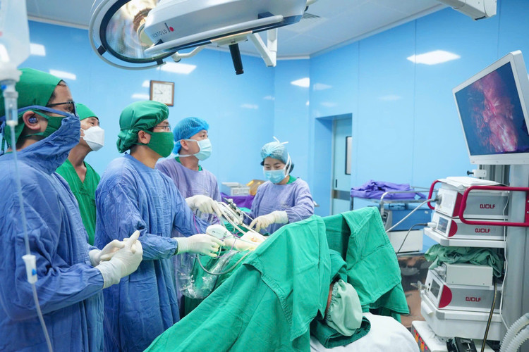 BSCKII Hoàng Văn Quyết cùng ê-kíp đang tiến hành phẫu thuật cho bệnh nhân - Ảnh BVCC ken-phoi-1.jpg