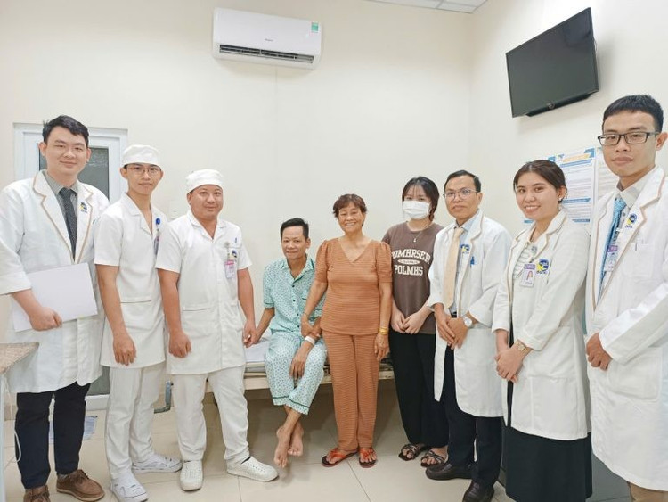 Hình ảnh ekip bác sĩ khoa Can thiệp tim mạch cùng gia đình bệnh nhân nhồi máu cơ tim ngày xuất viện - Ảnh BVCC e-kip-bac-si-khoa-can-thiep-tim-mach-cung-gia-dinh-benh-nhan-ngay-xuat-vien-768x576.jpg