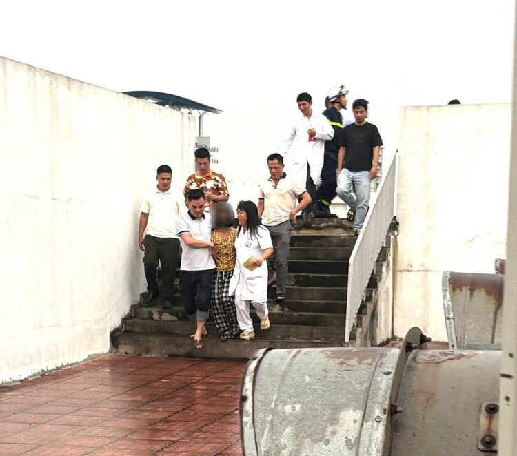 Khoảnh khắc vỡ òa khi cháu bé đã được níu lại bởi vòng tay nhân ái và tình yêu thương - Ảnh BVCC hanh-trinh1.jpg