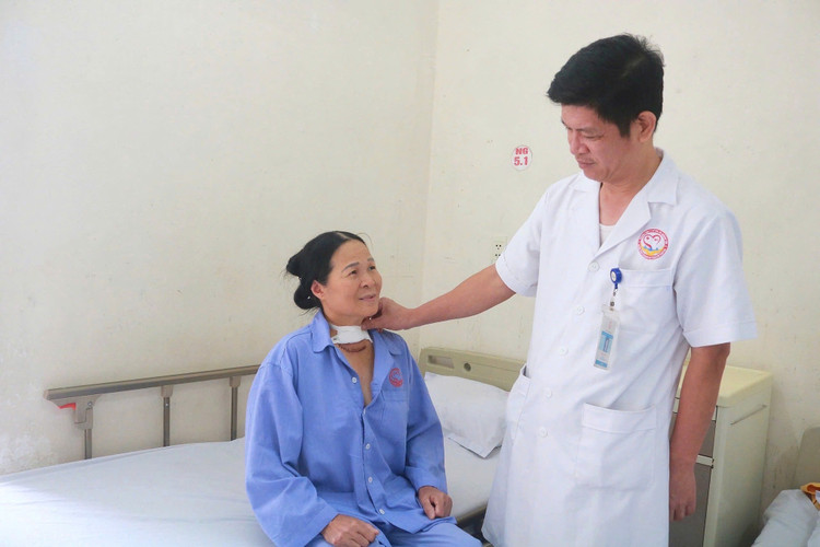 Thăm khám cho bệnh nhân - Ảnh BVCC u-tuyen-giap-2.jpg