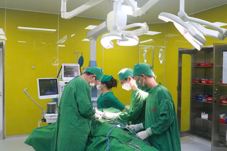 Ê-kíp phẫu thuật cho bệnh nhân - Ảnh BVCC u-tuyen-giap.jpg
