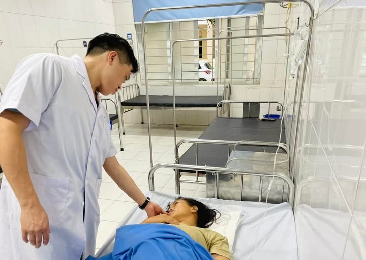 Thăm khám cho bệnh nhân bị chấn thương sọ não do cây đổ vào đầu - Ảnh BVCC cay-do.jpg