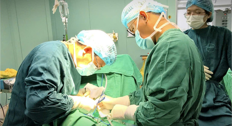 Ca phẫu thuật lấy cho bệnh nhân - Ảnh BVCC u-tuyen-2.jpg