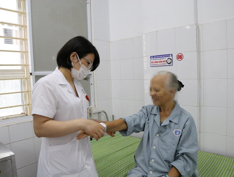 ThS. BS Phí Thị Minh Huệ – Khoa Da liễu thăm khám, theo dõi tình trạng người bệnh - Ảnh BVCC da-lieu-1.jpg