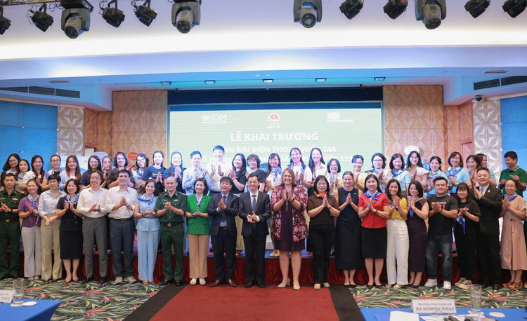 Đại diện các cơ quan ban ngành tham gia lễ khai trương - Ảnh Bộ Y tế tong-dai-5.jpg