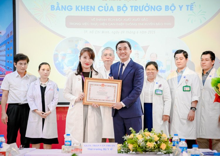GS.TS Trần Văn Thuấn tặng bằng khen cho ê-kíp can thiệp - Ảnh BVCC bang-khen-1.jpg