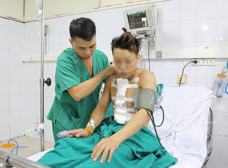Bệnh nhân tỉnh táo, sức khỏe hồi phục tốt, đã ngồi dậy được - Ảnh BVCC thau-tim-3.jpg