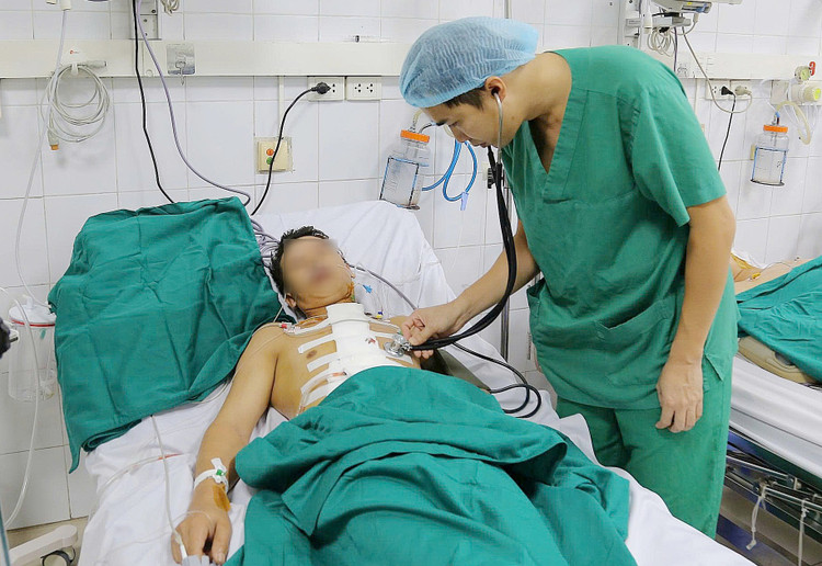 Bác sĩ Dũng thăm khám lại sức khỏe bệnh nhân sau ca phẫu thuật tim - Ảnh BVCC thau-tim-2.jpg