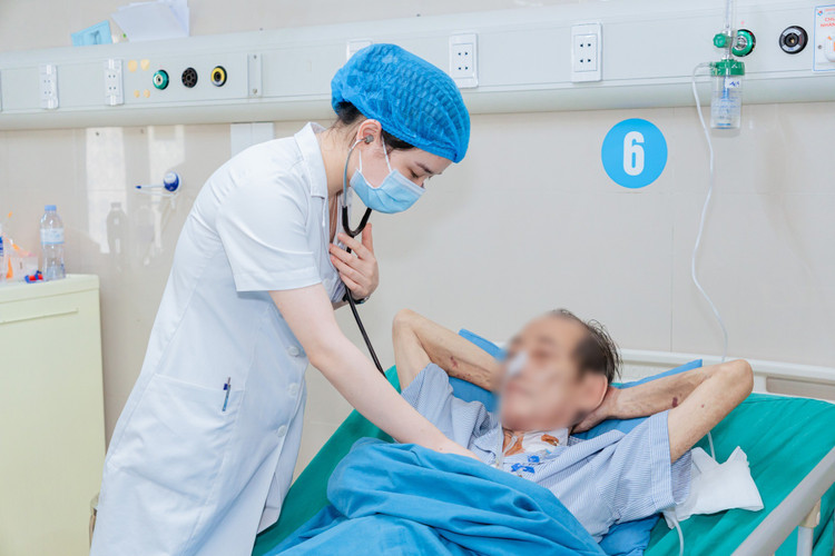 Thăm khám cho người bệnh - Ảnh BVCC vo-u-gan1.jpg