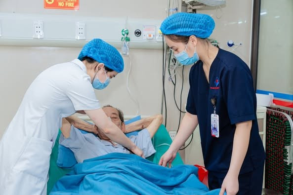 Kiểm tra cho người bệnh sau nút mạch - Ảnh BVCC vo-u-gan.jpg