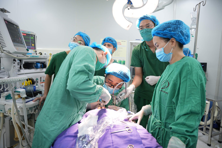 Ca phẫu thuật cho bệnh nhi - Ảnh BVCC san-u-2.jpg