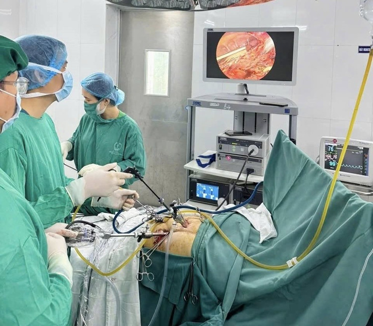 Ê - kíp phẫu thuật nội soi cho bệnh nhân - Ảnh BVCC soi-ong-mat-chu-tai-phat-9750.jpg