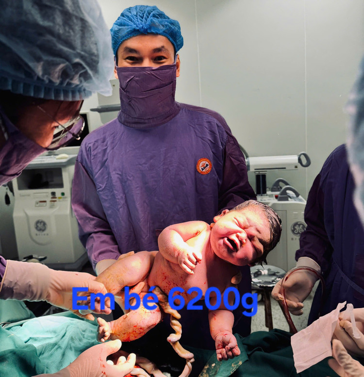 Em bé chào đời nặng 6,2 kg - Ảnh BVCC be-62-kg.jpg