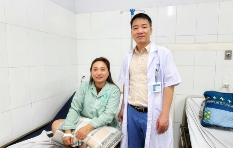 Bác sĩ Đại thăm khám lại cho bệnh nhân một ngày sau can thiệp - Ảnh BVCC u-3-cm1.jpg