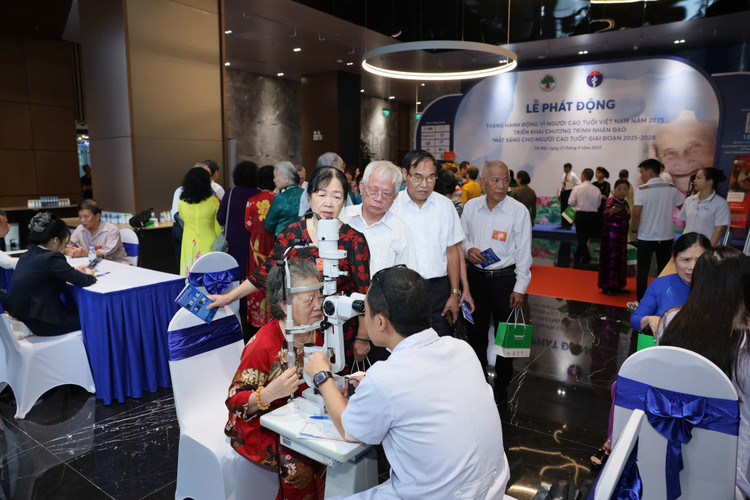 Chương trình nhân đạo “Mắt sáng cho người cao tuổi” lao-mat-1.jpg