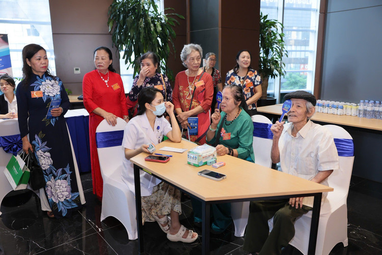 Thăm khám mắt cho người cao tuổi lao-mat-2.jpg