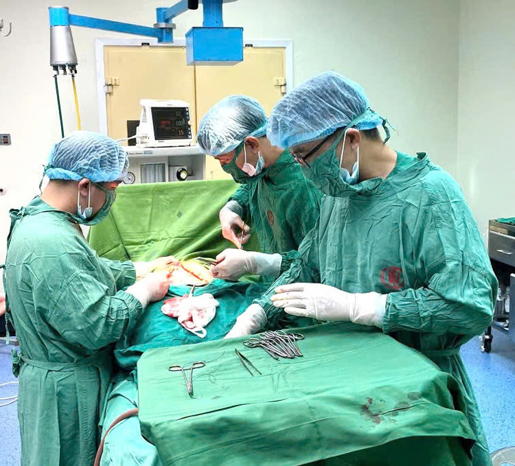 Ê - kíp phẫu thuật cho sản phụ - Ảnh BVCC 545911628-1104862998429337-7327830649461179248-n.jpg