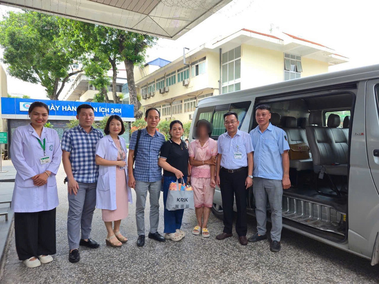 Các thầy thuốc Bệnh viện Bạch Mai, cô chú cán bộ UBND và Công an phường Kim Liên trao gửi em về với ngôi nhà thứ 2 - Trung tâm Công tác xã hội và Quỹ Bảo trợ trẻ em Hà Nội. hanh-rinh-1.jpg