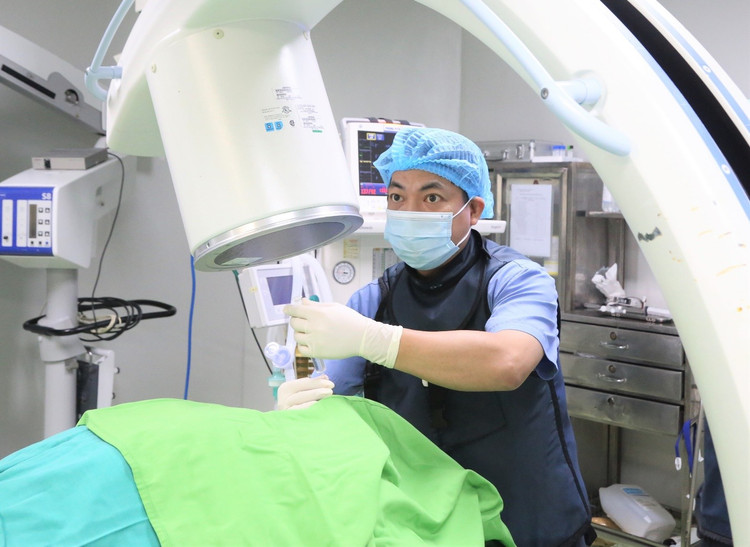 TS.BS. Vi Trường Sơn đang thực hiện kĩ thuật đốt sóng cao tần xung - Ảnh BVCC dau-day-5-4.jpg