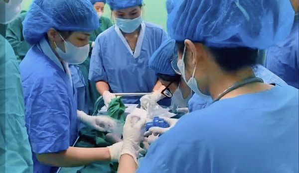 Ca phẫu thuật tối khẩn để cứu mẹ con sản phụ - Ảnh BVCC rau-bong-non-the-nang.jpg