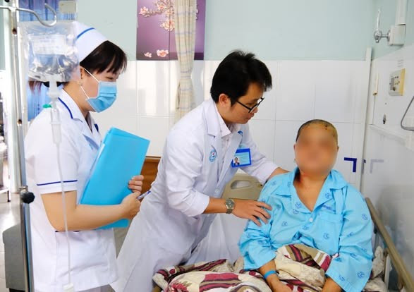 Thăm khám cho bệnh nhân u não sau phẫu thuật - Ảnh BVCC u-nao.jpg