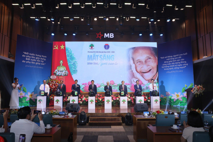 Các đại biểu tham gia khởi động chương trình nhân đạo “Mắt sáng cho người cao tuổi” - Ảnh Bộ Y tế cung cấp lao-mat.jpg