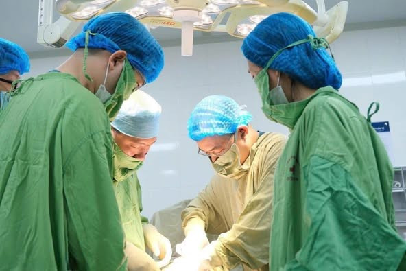 Ê - kíp phẫu thuật cứu mẹ con sản phụ rau tiền đạo trung tâm - Ảnh BVCC rau-tien-dao.jpg
