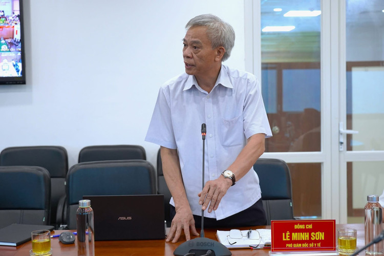 Đồng chí Lê Minh Sơn, Phó giám đốc Sở Y tế chỉ đạo trực cấp cứu 24/24 - Ảnh CDC Quảng Ninh qn-b4.jpg