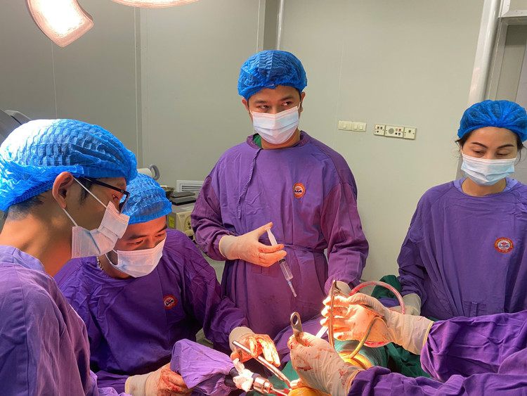 Ca phẫu thuật cho bệnh nhân - Ảnh BVCC chan-thuong-dui-2.jpg